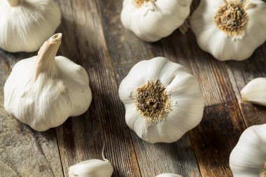 Çiğ Organik Sarımsak Soğanları