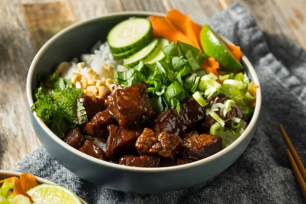 Tazón de carne tailandesa casera y arroz —  Fotos de Stock