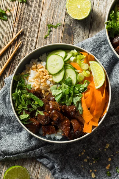 Tazón de carne tailandesa casera y arroz —  Fotos de Stock