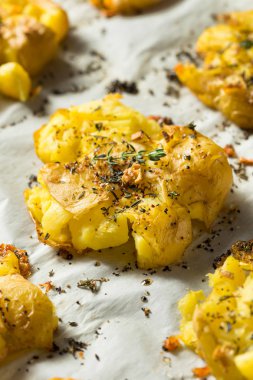 Sarımsak ile Ev Yapımı Smashed Patates