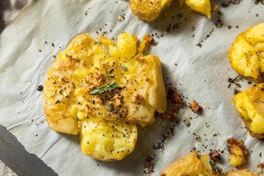 Sarımsak ile Ev Yapımı Smashed Patates