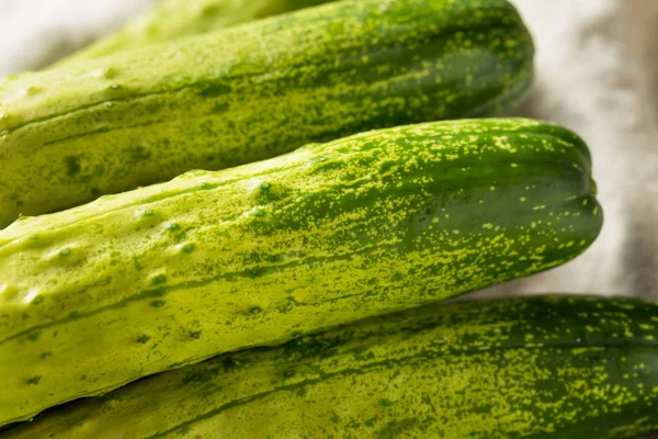 Rauwe groene biologische Koreaanse komkommers — Stockfoto