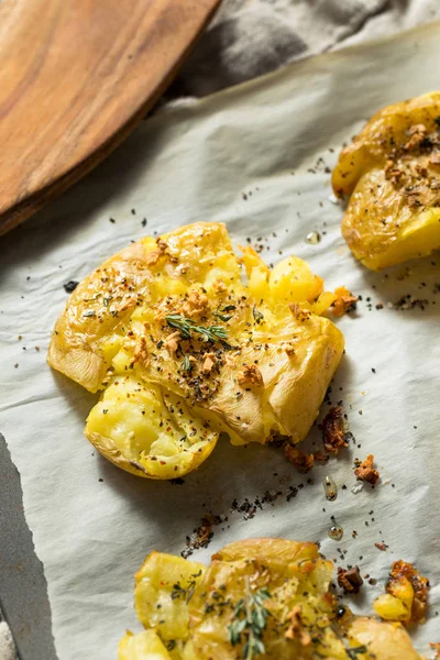 Homemade Smashed Potatoes with Garlic — Stock Photo, Image