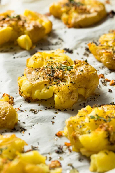 Homemade Smashed Potatoes with Garlic — Stock Photo, Image