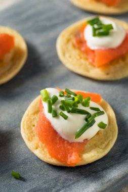 Ev Yapımı Füme Somon Kokteyl Blinis
