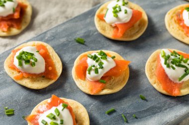 Ev Yapımı Füme Somon Kokteyl Blinis
