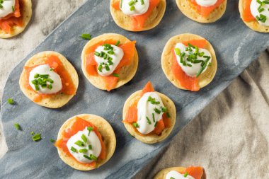 Ev Yapımı Füme Somon Kokteyl Blinis