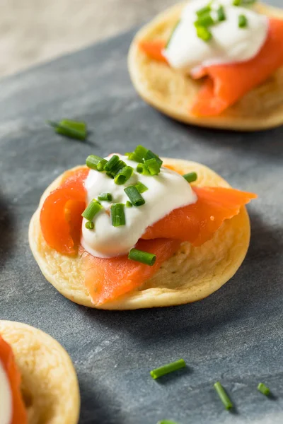 Hausgemachte Räucherlachs-Cocktail Blinis — Stockfoto