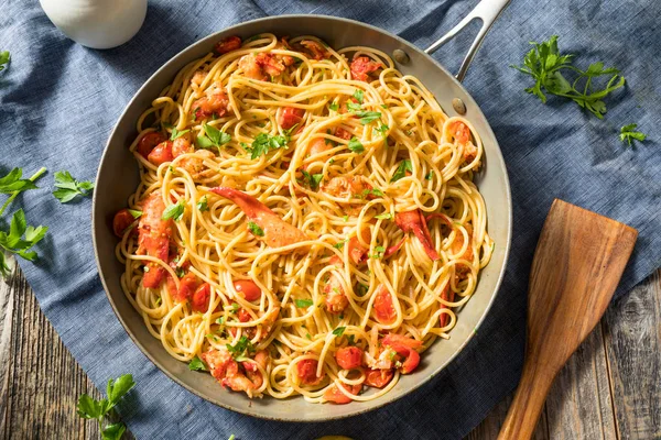 Hartige zelfgemaakte kreeft pasta — Stockfoto