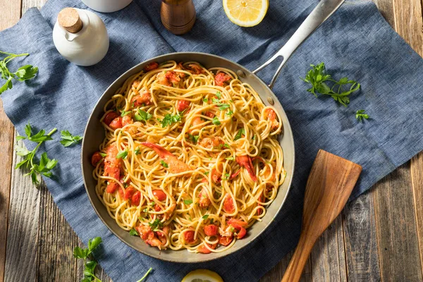 Hartige zelfgemaakte kreeft pasta — Stockfoto