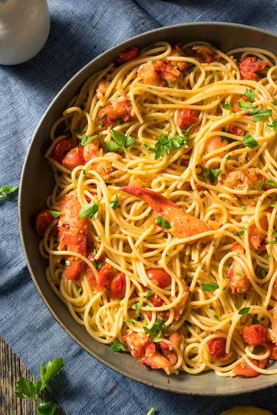 Hartige zelfgemaakte kreeft pasta — Stockfoto