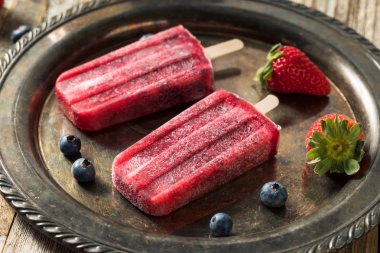 Ev yapımı Dondurulmuş Kombucha Berry Popsicles
