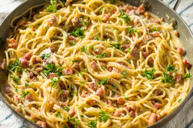 Tuzlu Ev Yapımı Carbonara Makarna