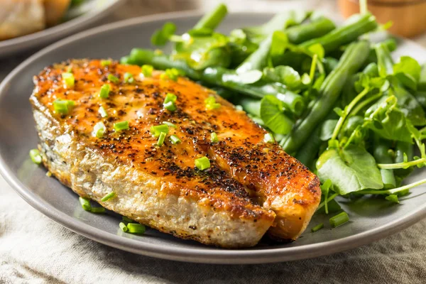 Zelfgemaakte biologische zalm steak — Stockfoto