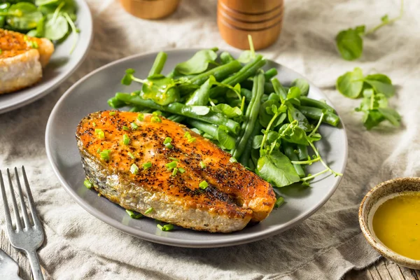 Bife de salmão orgânico caseiro — Fotografia de Stock