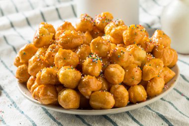 Ev yapımı Tatlı İtalyan Struffoli