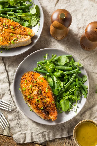 Zelfgemaakte biologische zalm steak — Stockfoto