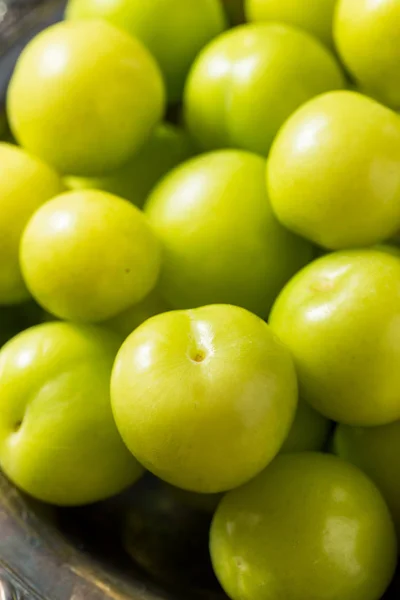 Surowe zielone organiczne kwaśne śliwki — Zdjęcie stockowe
