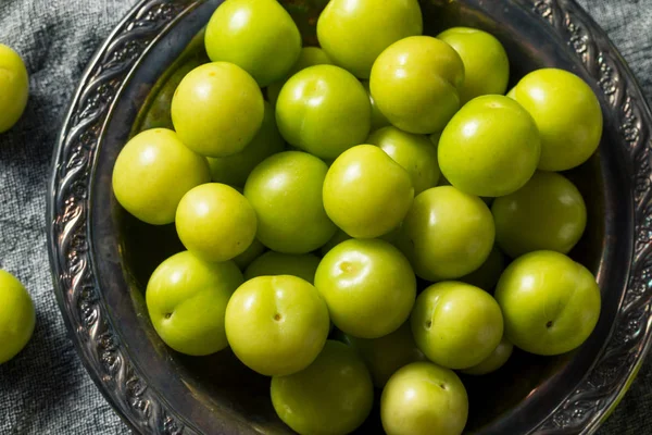 Raw Green Organic Sour Plums — Stock Photo, Image