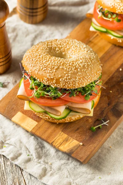 Domowej roboty Bagel Turcja Sandwich — Zdjęcie stockowe