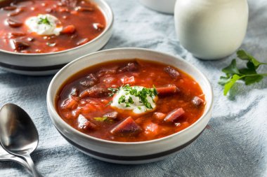 Ev yapımı Rus pancar borscht çorbası