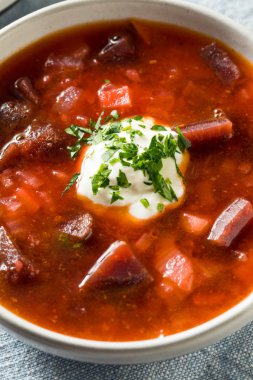 Ev yapımı Rus pancar borscht çorbası