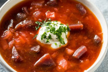 Ev yapımı Rus pancar borscht çorbası