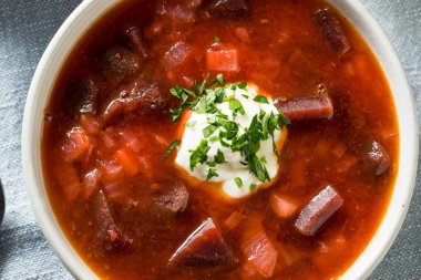 Ev yapımı Rus pancar borscht çorbası