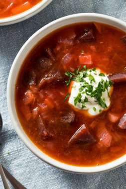 Ev yapımı Rus pancar borscht çorbası