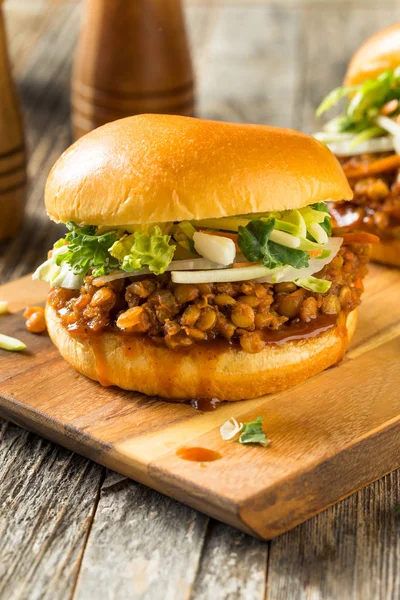 Hjemmelaget sunt Vegan Lentil Barbecue Sandwich – stockfoto