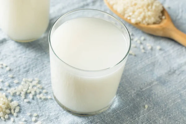 Здоровое органическое веганское рисовое молоко — стоковое фото