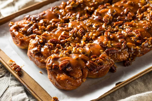 Hemlagad pecan Schnecken klibbiga bullar — Stockfoto