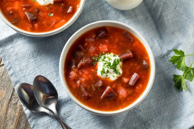 Ev yapımı Rus pancar borscht çorbası