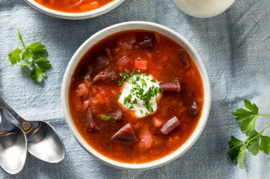 Ev yapımı Rus pancar borscht çorbası