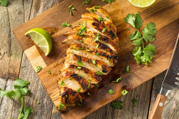 Zelfgemaakte gegrilde Chipotle kippenborst — Stockfoto