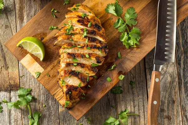 Zelfgemaakte gegrilde Chipotle kippenborst — Stockfoto