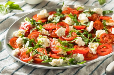 Mozarella ile Ev Yapımı Caprese Salatası