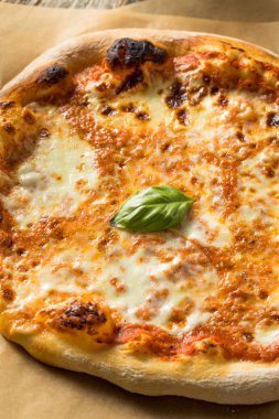 Ev Yapımı Geleneksel Neopolitan Pizza