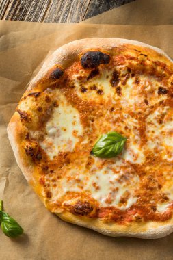Ev Yapımı Geleneksel Neopolitan Pizza