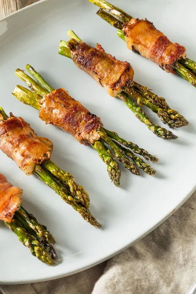 Zelf gemaakt spek verpakt asperges — Stockfoto