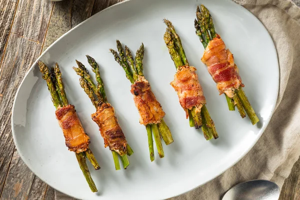 Zelf gemaakt spek verpakt asperges — Stockfoto