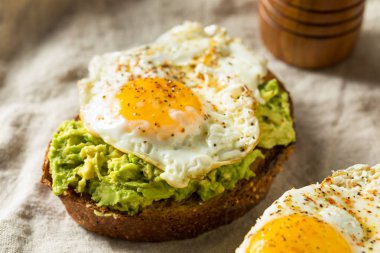 Yumurta ile Ev Yapımı Avokado Tost