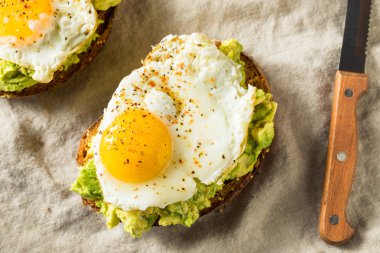 Yumurta ile Ev Yapımı Avokado Tost