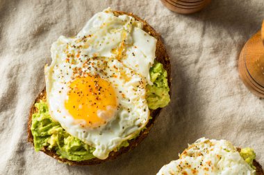 Yumurta ile Ev Yapımı Avokado Tost