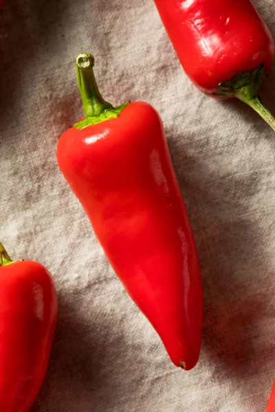 Raw Red Organic Fresno Peppers — Fotografie, imagine de stoc