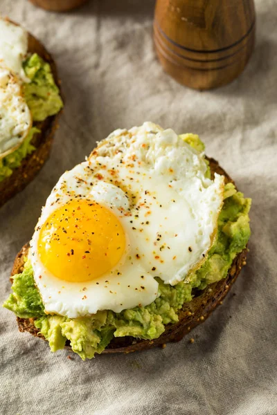 Yumurta ile Ev Yapımı Avokado Tost