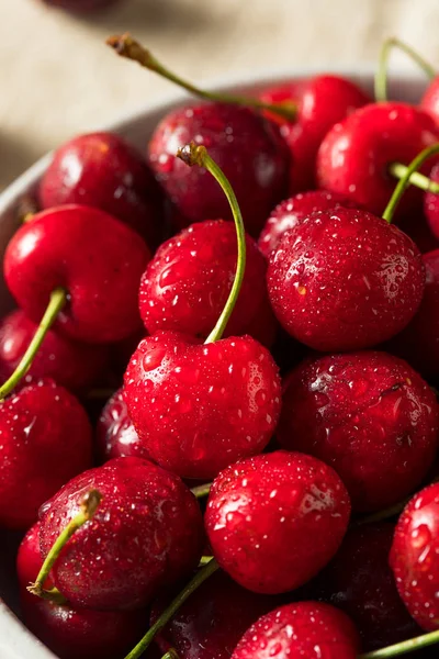 Rohe rote Bio-Kirschen — Stockfoto