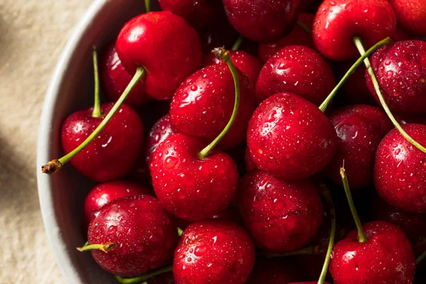 Rohe rote Bio-Kirschen — Stockfoto