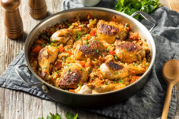 Hausgemachter spanischer arroz con pollo — Stockfoto