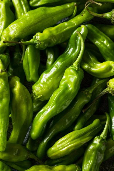 Surowe zielone organiczne Shishito Peppers — Zdjęcie stockowe